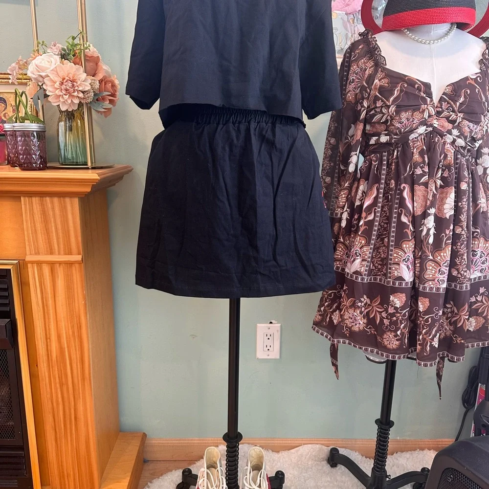 Black Women's Elastic-Waist Skirt with Red Heart Detail - Picture 5 of 13
